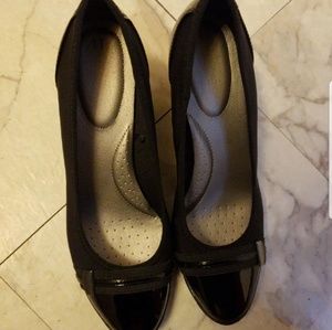 Black wedged shoes
